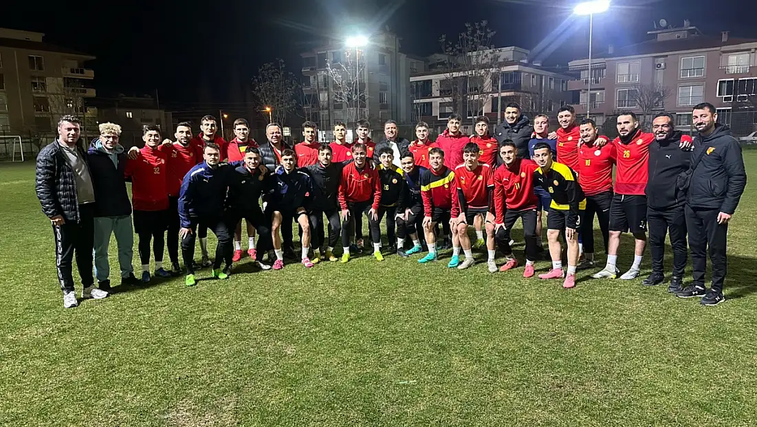 Başkan Okuroğlu, Tire Belediye Spor’u antrenmanda ziyaret etti