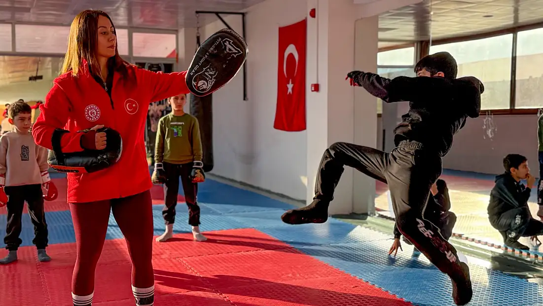 BAYINDIR GENÇLİK MERKEZİNDE KICK BOKS HEYECANI YAŞANDI