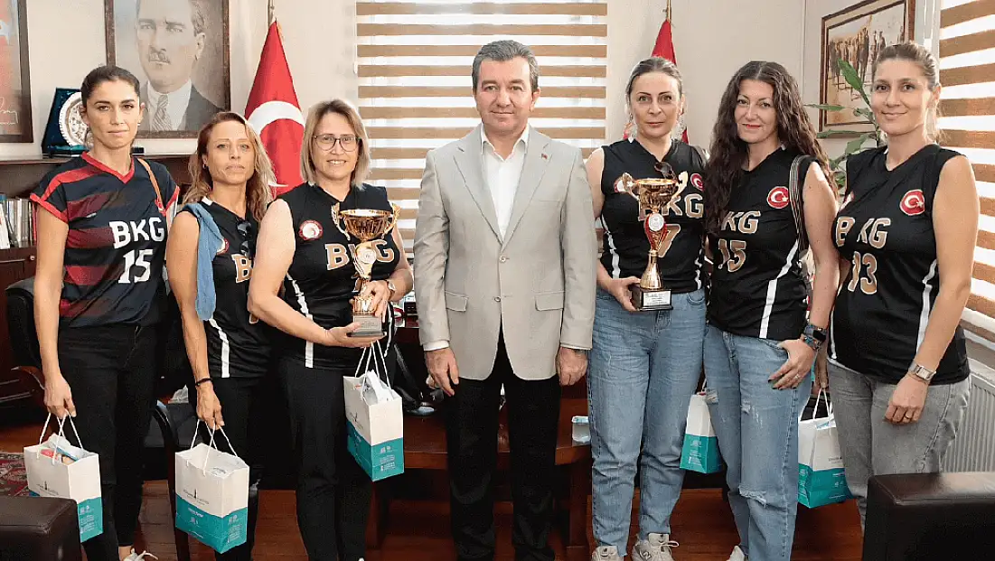 Bergama Belediyesi, Bergama’nın kadın voleybol takımını ağırladı