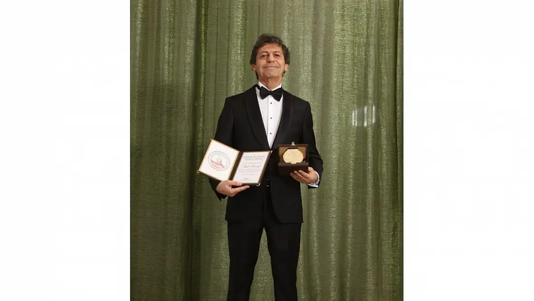 DÜNYACA ÜNLÜ YAZARAKİF MANAF 2025 YILI INTERNATİONAL PEACE PRİZE ÖDÜLÜ'NÜ ALDI