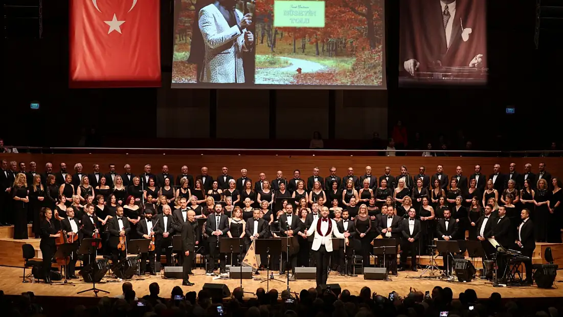 İzmir Büyükşehir Belediyesi Korosu “Sonbahar Şarkıları”yla Mest Etti