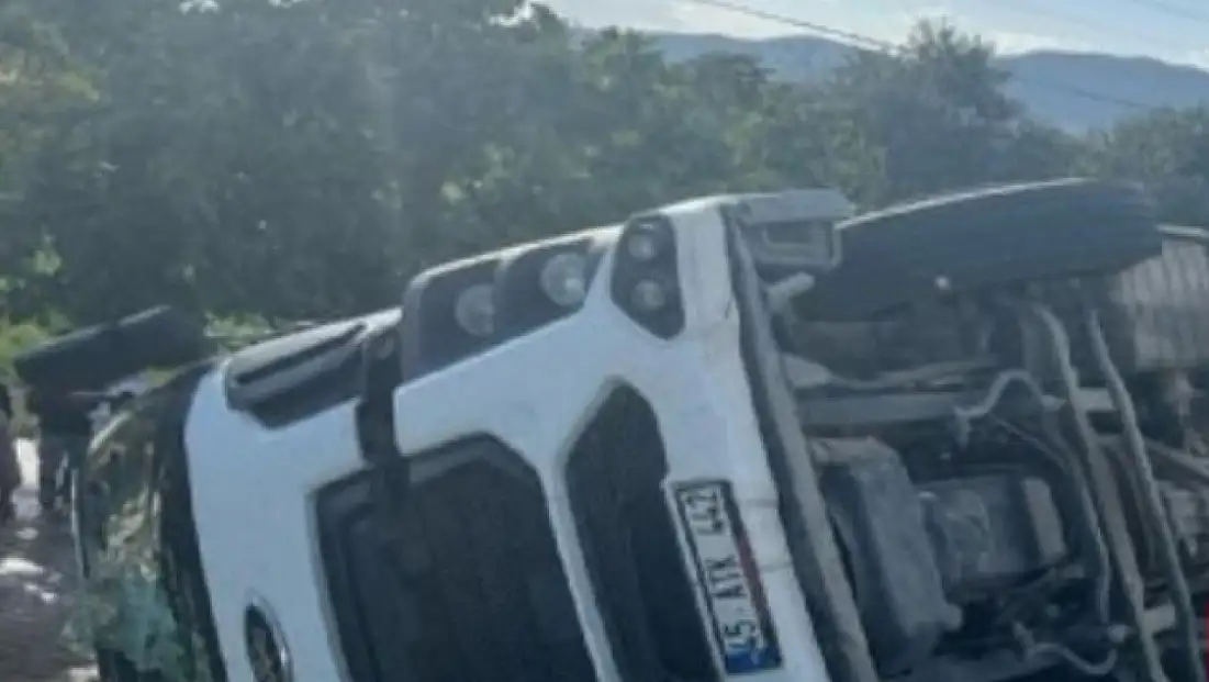 İzmir’in Kiraz İlçesinde Kamyon Devrildi: 1 Yaralı