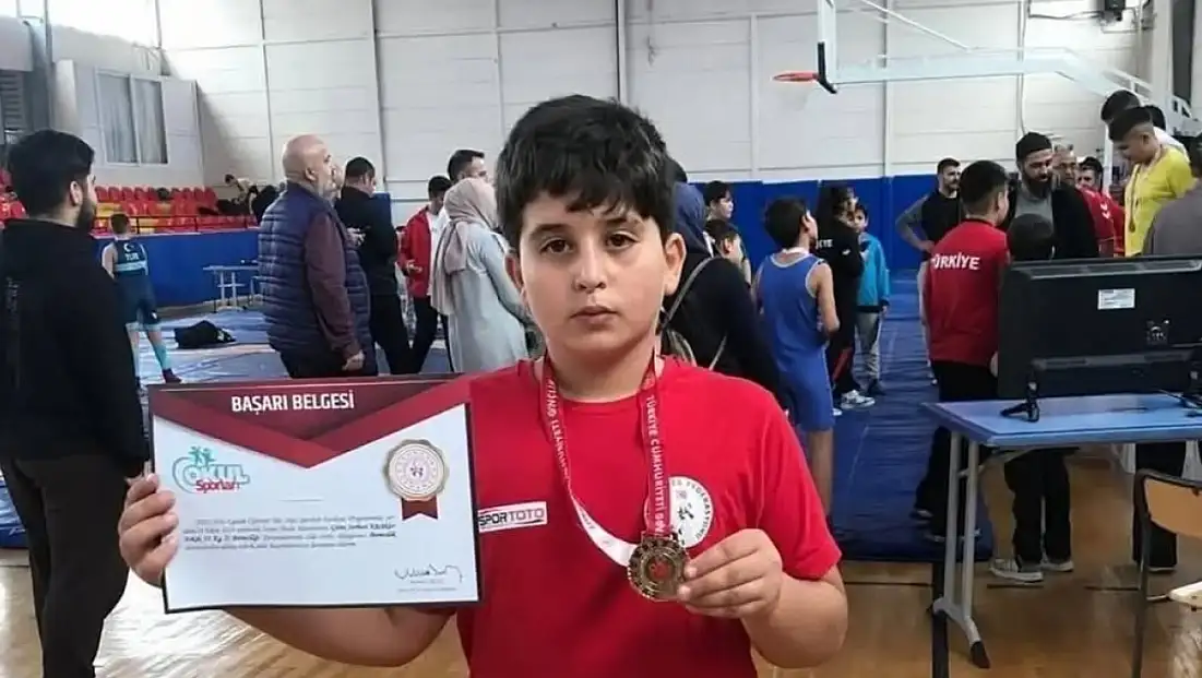 Karaburç’un Gururu: Hüseyin Arda Karadede İzmir’de İl Birincisi Oldu