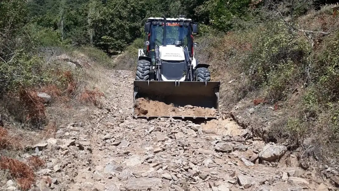 Kiraz Belediyesi Ovacık Mahallesi’nde Yol Tesviye Çalışması Başlattı