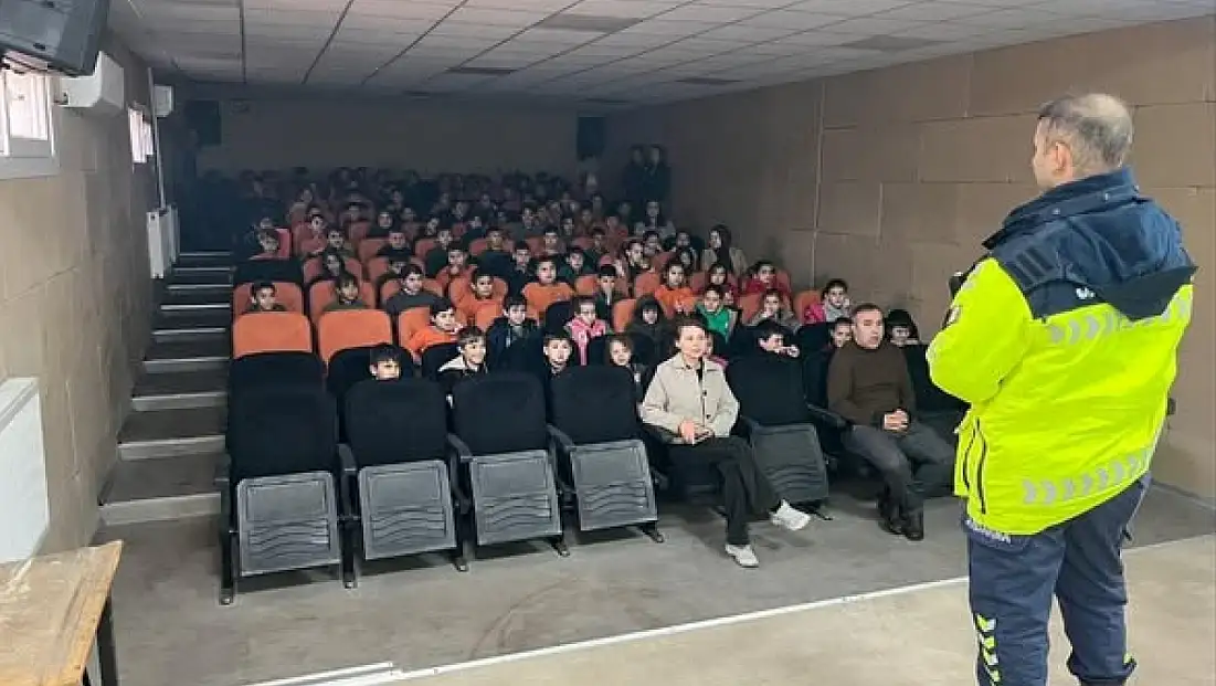 KİRAZ’DA ÖĞRENCİLERE TRAFİK GÜVENLİĞİ SEMİNERİ