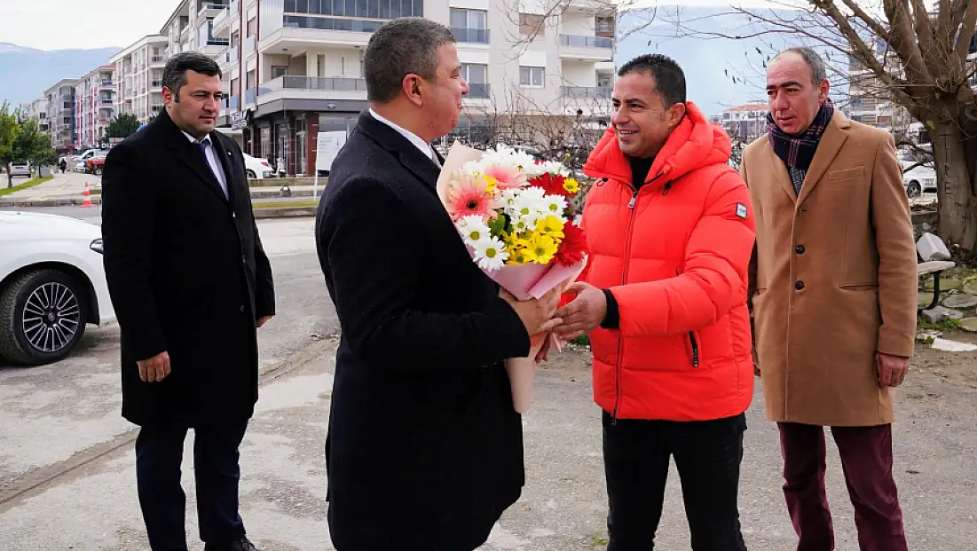 BAŞKAN OKUROĞLU BELEDİYE PERSONELİNİN YENİ YILINI KUTLADI