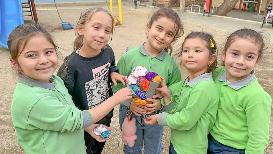 Bayındır’da Minik Ellerle Rengârenk Çiçekler Açtı