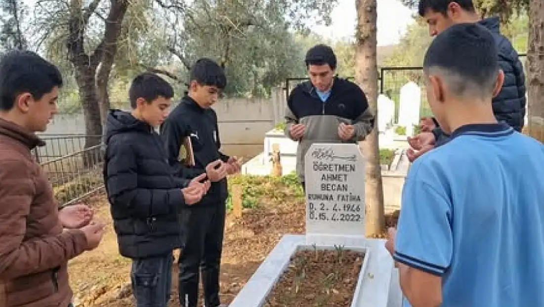 Bayındır’da Öğretmen ve Öğrenciler, Vefat Eden Öğretmenleri Kabirleri Başında Andı