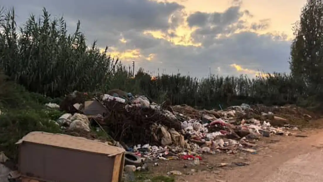 HÜRRİYET MAHALLESİ’NDE YOL ÇÖPLÜĞE DÖNDÜ VATANDAŞLAR TEPKİLİ: “BELEDİYE MÜDAHALE ETMİYOR”