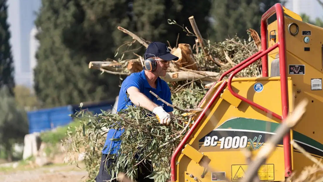İzmir Büyükşehir Belediyesi Yeşil Atıkları Kompost Gübreye Dönüştürüyor: Ekolojik ve Ekonomik Dönüşüm