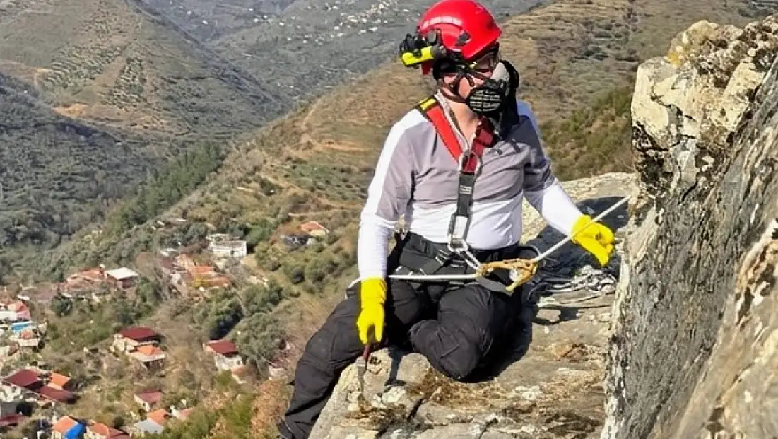 KÖYÜ TEHDİT EDEN KAYAYA TİRE BELEDİYESİ'NDEN MÜDAHALE