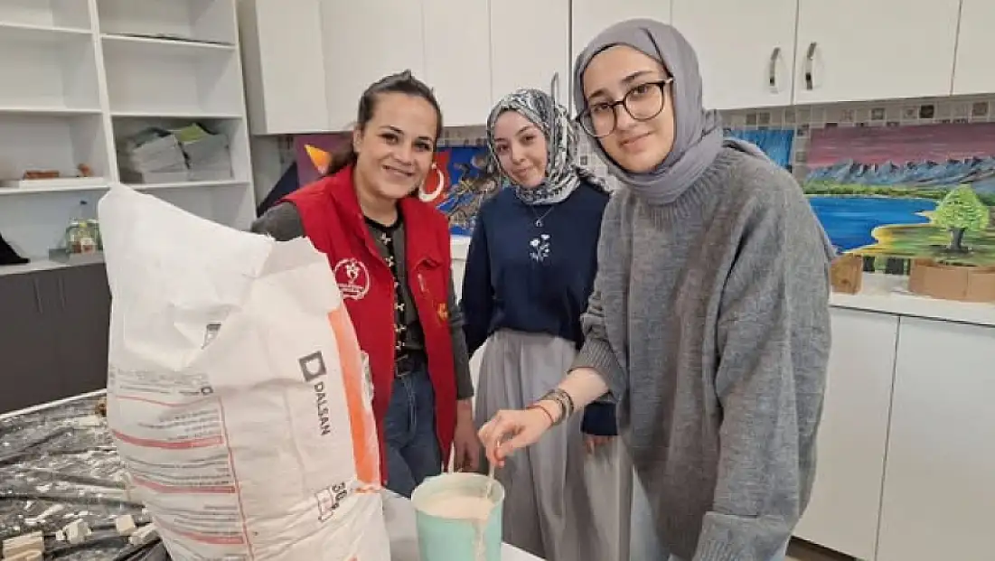 Ödemiş Gençlik Merkezi’nde Üniversitelilerden Renkli Tasarım Atölyesi