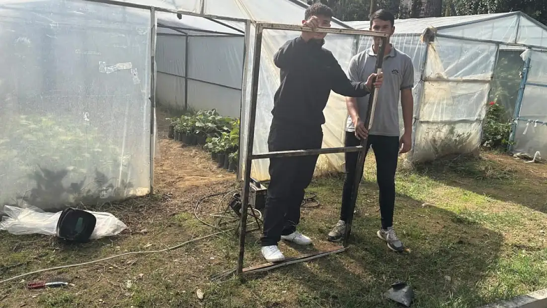 Ödemiş Mesleki ve Teknik Anadolu Lisesi Sera Bakım ve Onarım Çalışması Gerçekleştirdi