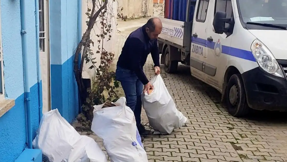 Tire Belediyesi’nden Soğuk Kış Günlerinde Odun Desteği