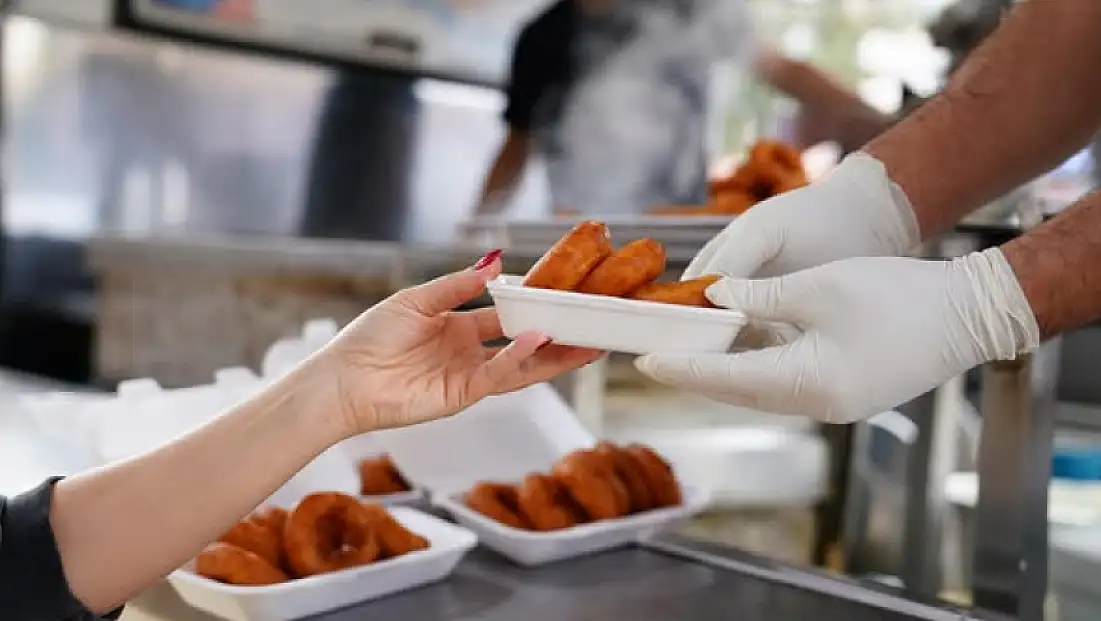 TİRE BELEDİYESİNDEN KANDİL LOKMASI İKRAMI