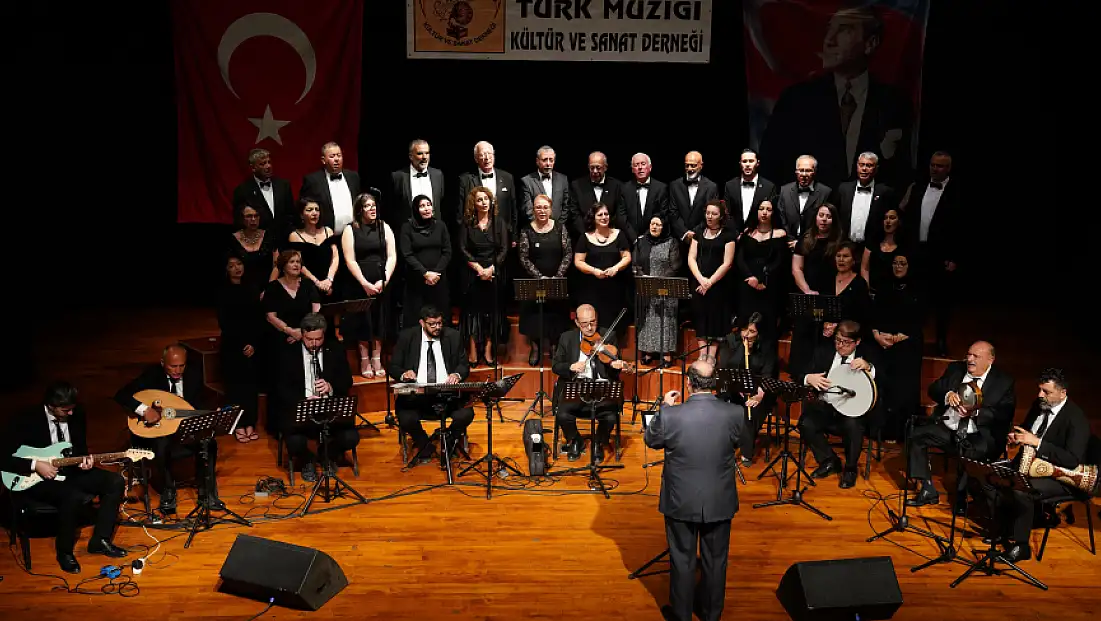 Tire’de Cumhuriyet Coşkusu, Türk Müziği Konseriyle Katlandı