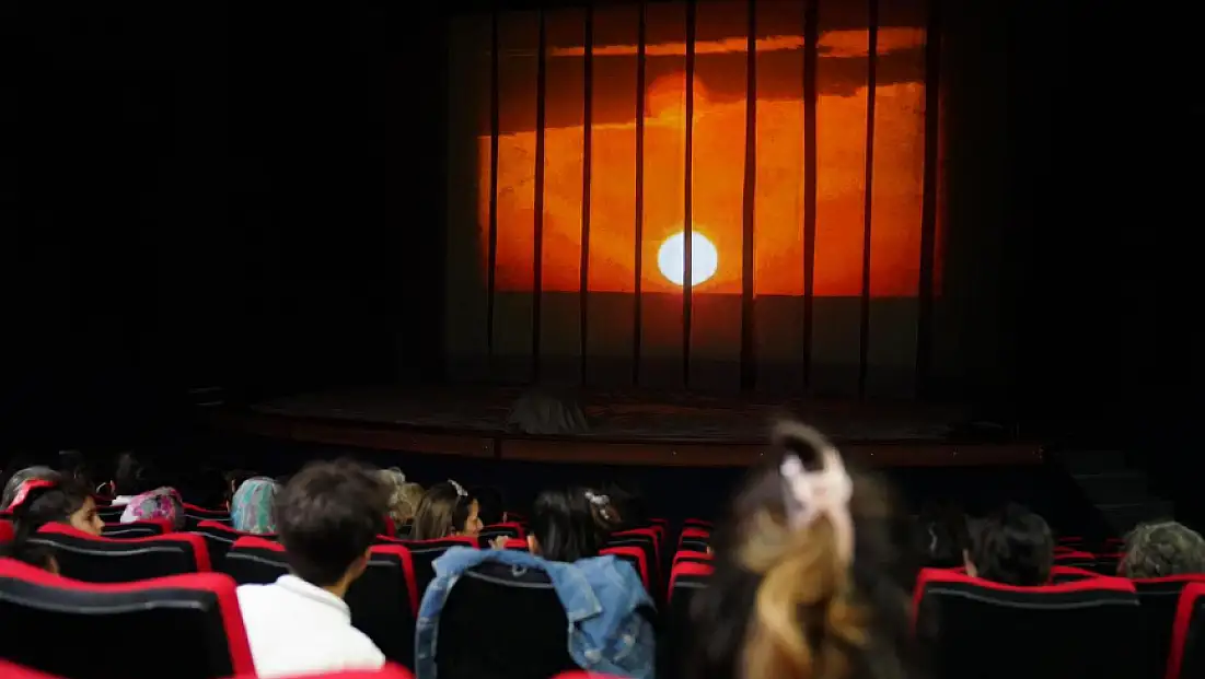 Tire’de “Kurtuluşun Kadınları” Tiyatro Gösterisi Sahnelendi