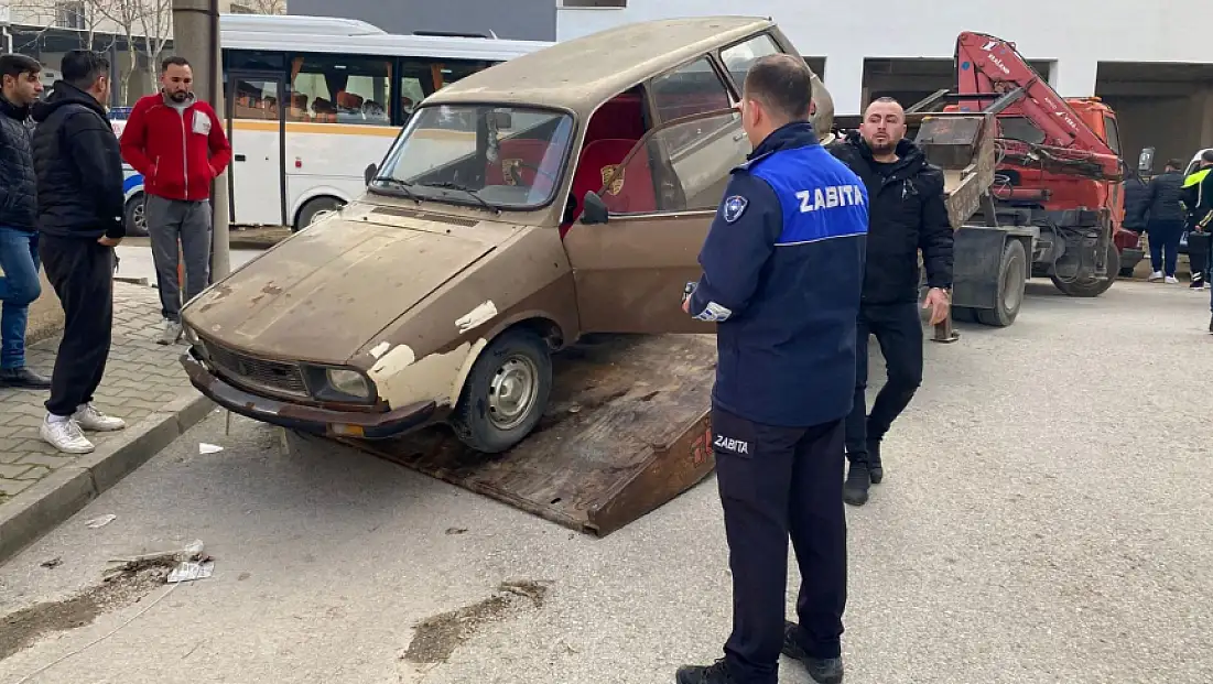 Tire’de Terk Edilmiş Araçlar, Otoparka Çekildi