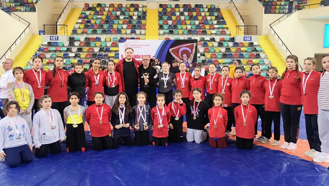 Tireli Kadın Güreşçiler Uluslararası Turnuvada Takım Üçüncüsü Oldu