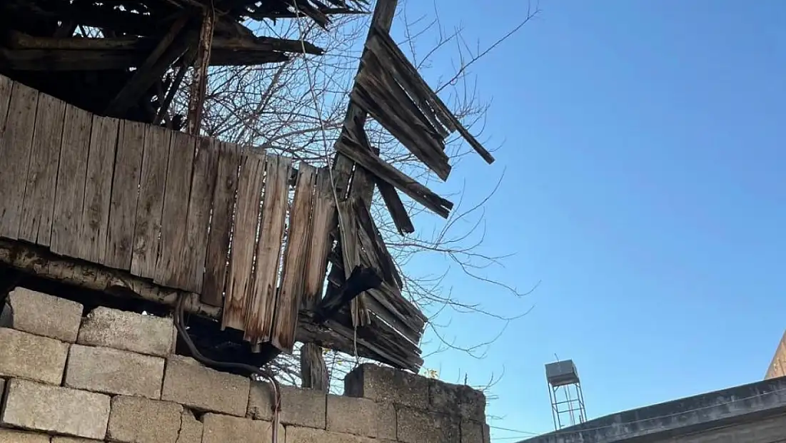 ÖDEMİŞ BADEMLİ MAHALLESİ’NDE METRUK YAPININ ÇATISI ENDİŞE YARATIYOR