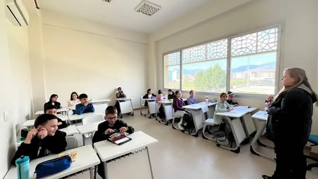 Ödemiş Gençlik Merkezi’nde İngilizce Eğitimi Büyük İlgi Görüyor