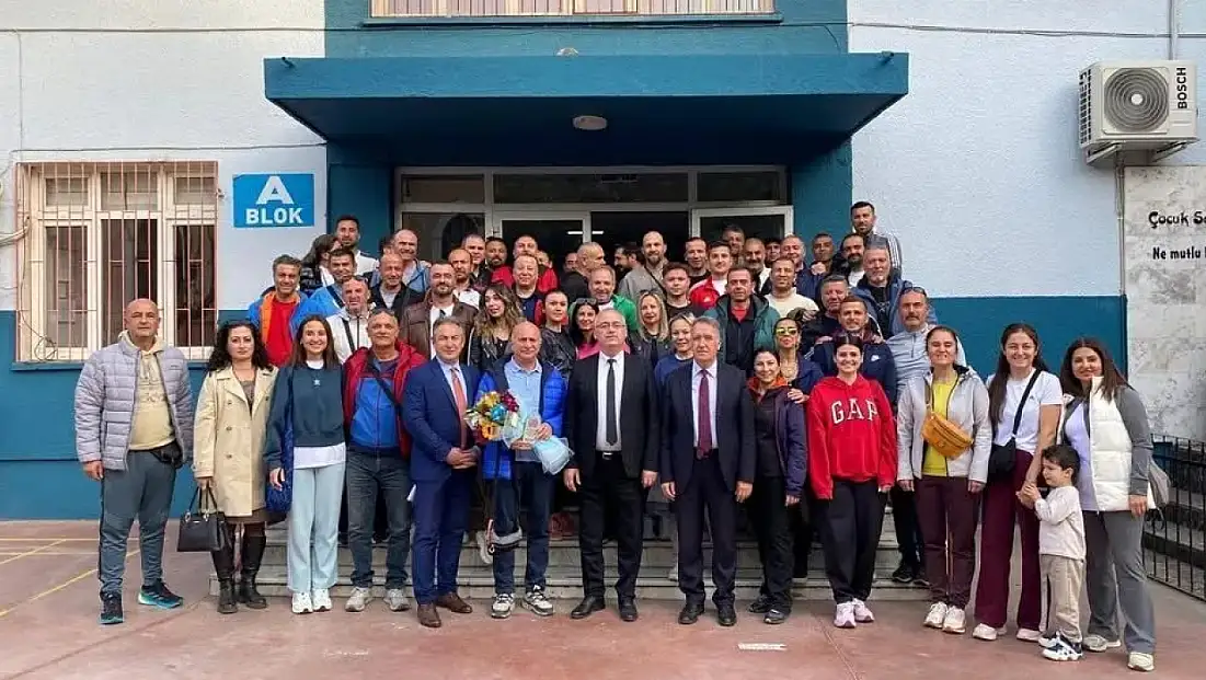 Ödemiş’te Beden Eğitimi Öğretmenleri Bir Araya Geldi, Emekli Öğretmen Hayati Gezgen Onurlandırıldı