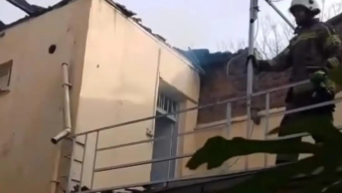 ÖDEMİŞ’TE METRUK BİNADA ÇIKAN ÇATI YANGINI KISA SÜREDE SÖNDÜRÜLDÜ