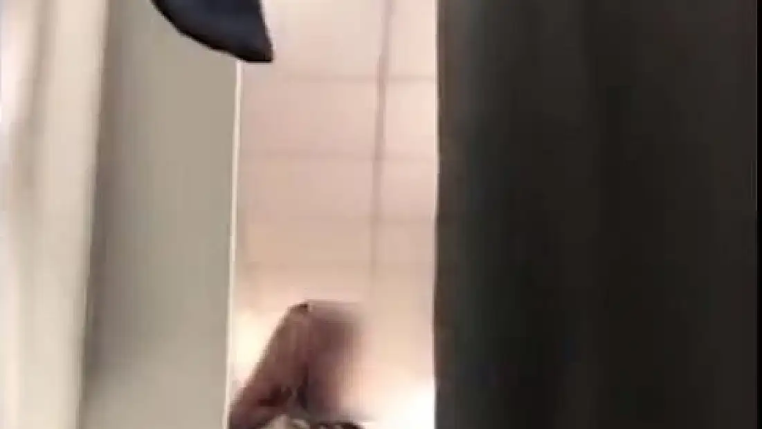 Soyunma kabininde kadınları taciz eden sapık