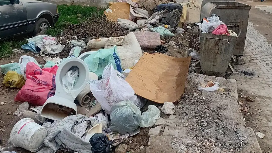 UMURBEY MAHALLESİ’NDEN ÇÖP TEPKİSİ: “REZİLLİK DİZ BOYU, ÇOCUKLARIMIZ YOLDAN GEÇEMİYOR!”