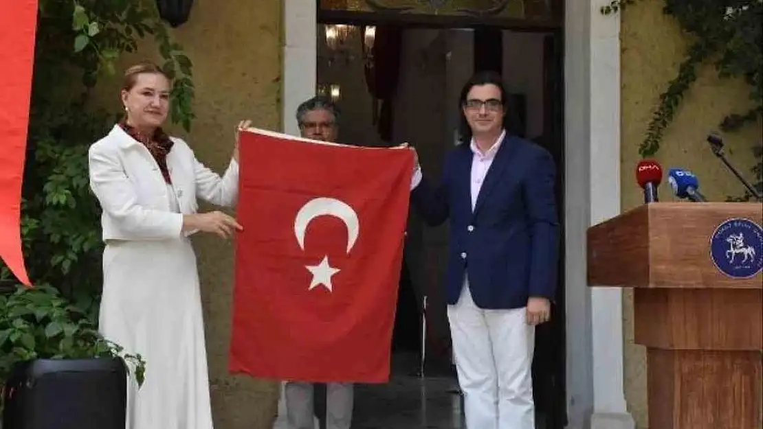 101 Yıllık Türk Bayrağı İzmir’de Müzeye Teslim Edildi