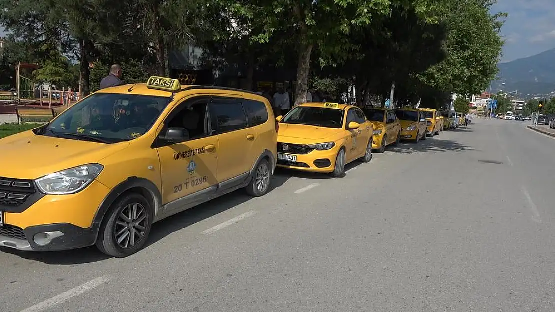 5 yerinden bıçaklanan arkadaşları için kontak kapattılar