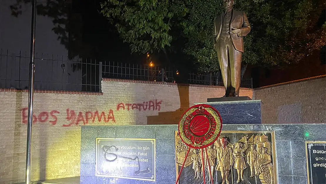 9 Eylül’de Atatürk Anıtı’na yazılı saldırı “boş yapma Atatürk”