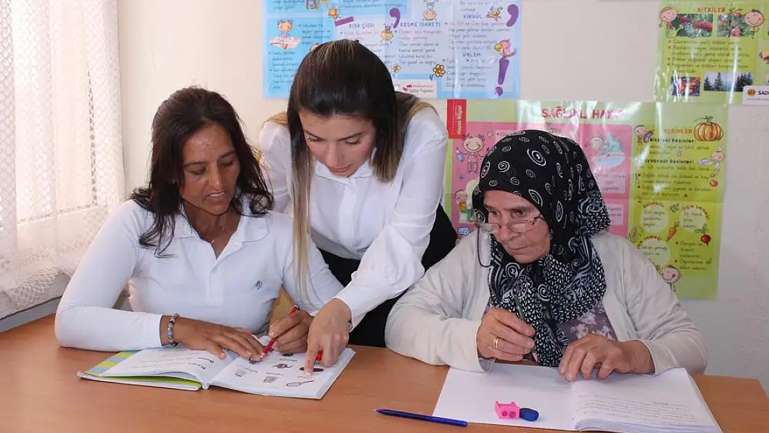 Afetzede öğretmenler okuma yazma öğretiyor