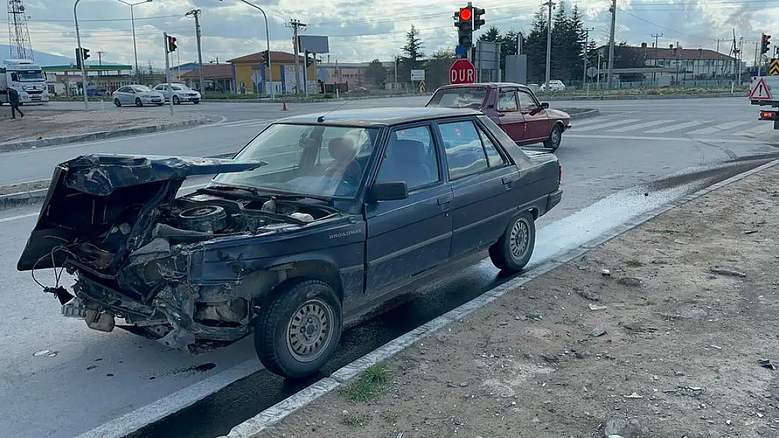 Afyonkarahisar'da korkutan kaza… Araç hurdaya dönüştü