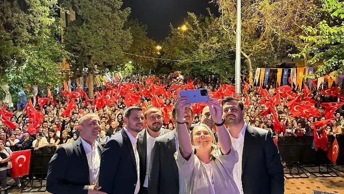 AK Parti’den Çiğli’de miting havasında konser