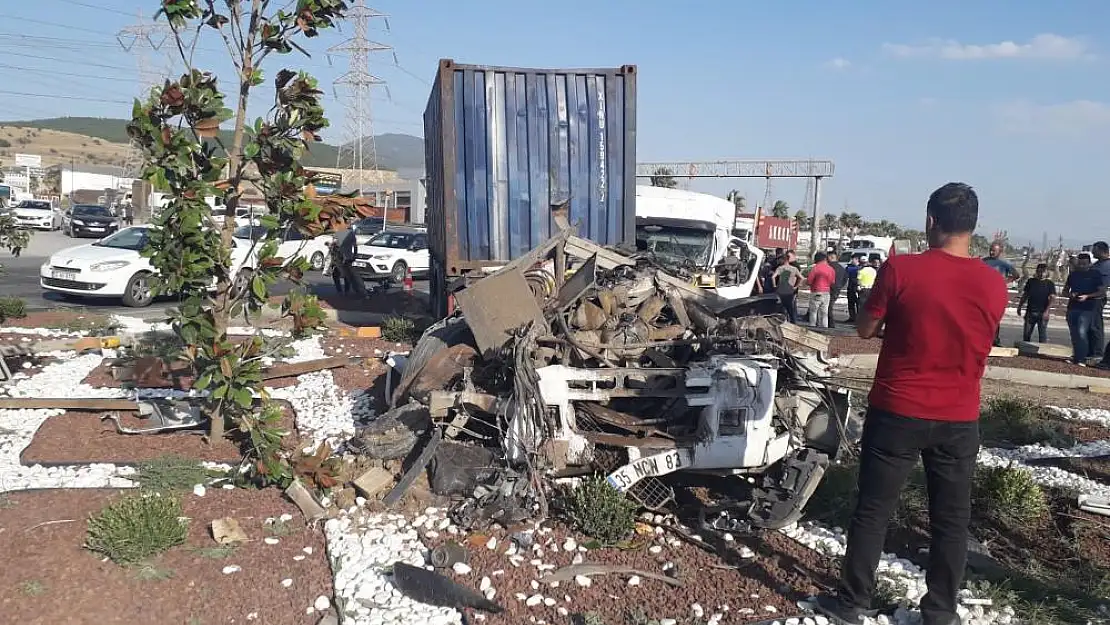 Aliağa İlçesi’nde İki Tırın Çarpışması Sonucu Bir Kişi Yaralandı