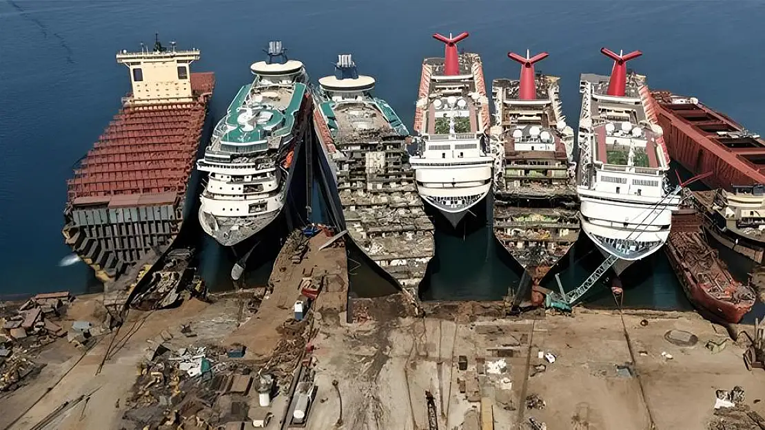 Aliağa’ya gelen ölüm gemilerinin parçaları doğaya bırakılıyor kanser artışta!