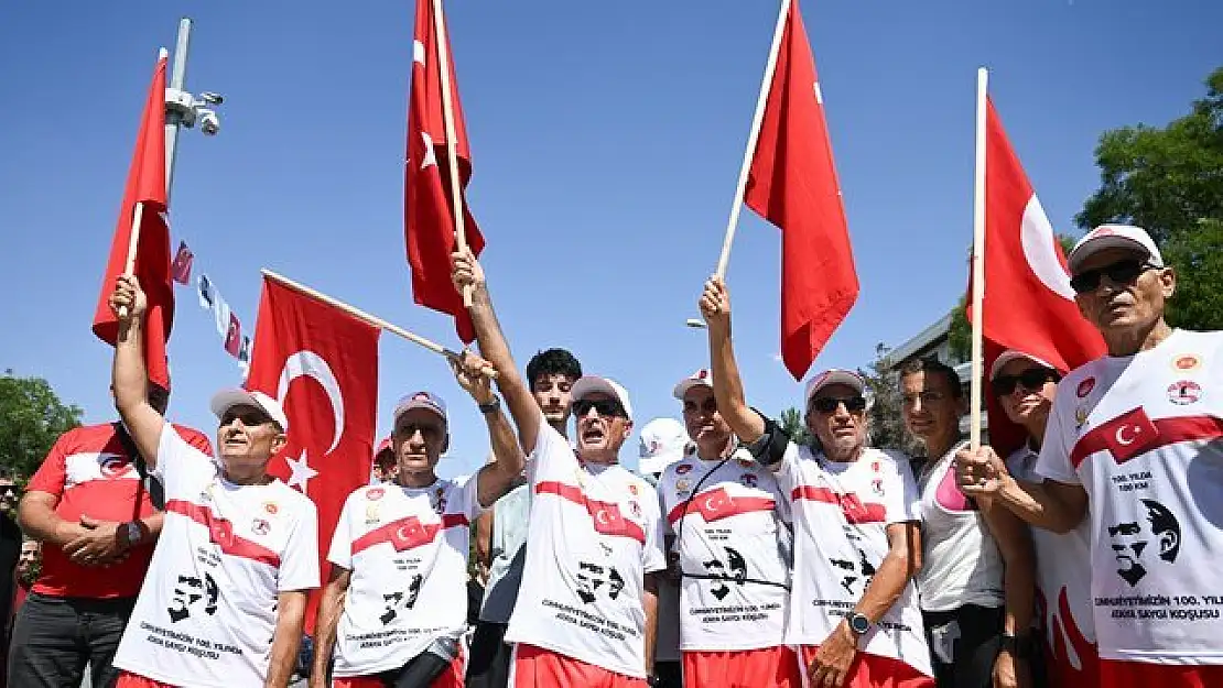 Anıtkabir’de Cumhuriyetin 100. Yılında 100 Kilometrelik Ata’ya Saygı Koşusu Tamamlandı