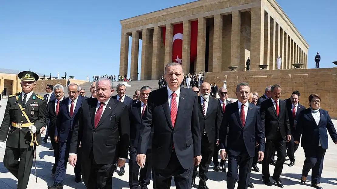 Anıtkabir'de 'Reis' sloganları attılar!