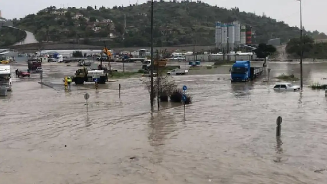 Ankara selden kurtulamıyor. Yarım saat içinde afet düzeyinde sağanak yağış gerçekleşti