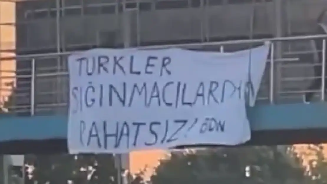 Ankara’da bir üst geçide asılan “Türkler sığınmacılardan rahatsız” afişi kısa sürede kaldırıldı