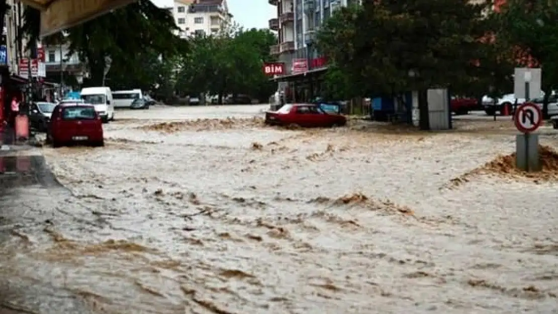 Ankara’da sağanak yağış hayatı felç etti