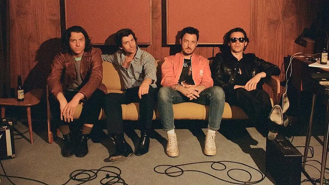 Arctic Monkeys ‘Halhal’ı çaldı