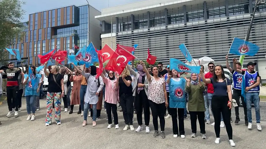 Arkadaşlarının iş hakkını korudular, üretimi durdurdular!