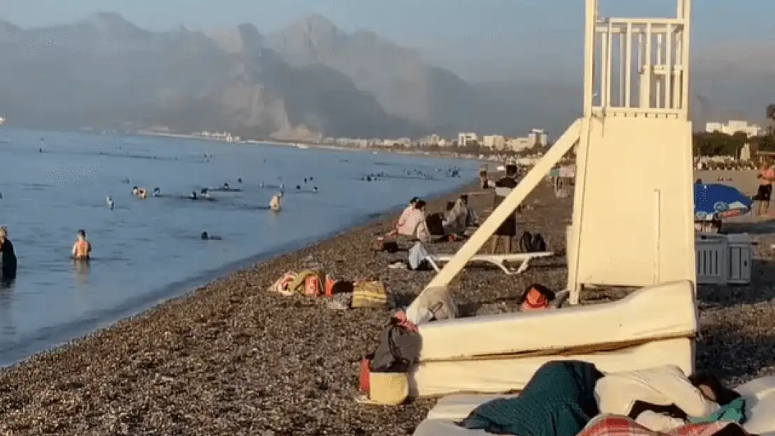 Aşırı sıcaklar insanları plajlarda uyumaya itti, Konyaaltı plajına yataklar serildi