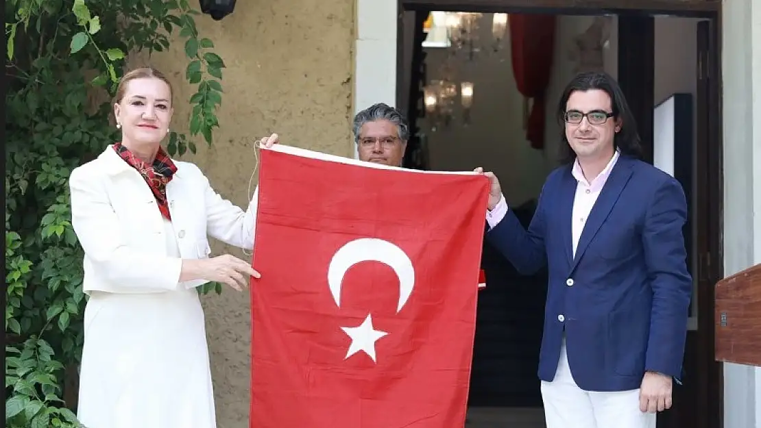 Askerlerimizi karşılayan Türk Bayrağı Müze'ye bağışlandı