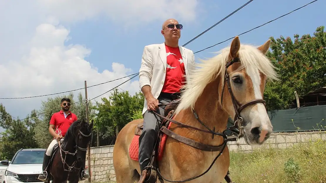 Atlarıyla birlikte oy kullanmaya geldiler