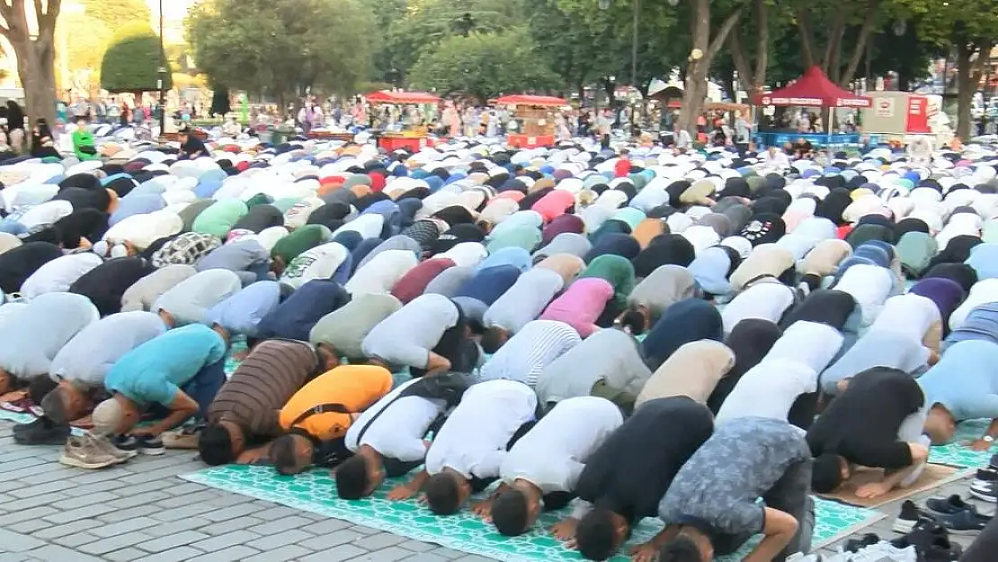 Ayasofya’da binlerce kişi bayram namazı kıldı