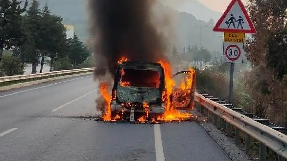 Aydın Söke’de araç alev aldı