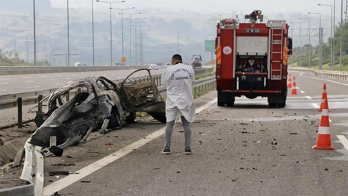 Bariyerlere saplanan otomobilde 2 kişi öldü !